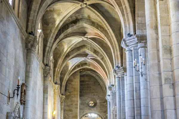Katoliklik, ortaçağ mimari İspanya Ourense katedral içinde kemerler. Gotik tarzı