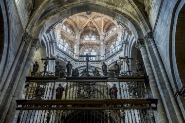 Ortaçağ mimari kemerler İspanya Ourense katedral içinde. Gotik tarzı