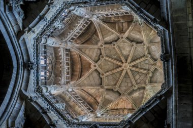 Turizm, ortaçağ mimari İspanya Ourense katedral içinde kemerler. Gotik tarzı