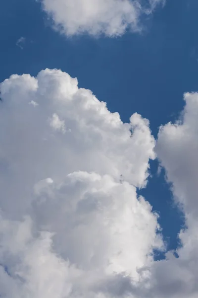 Frühling Sommerhimmel Mit Blauen Farben Und Sehr Reinweißen Wolken — Stockfoto