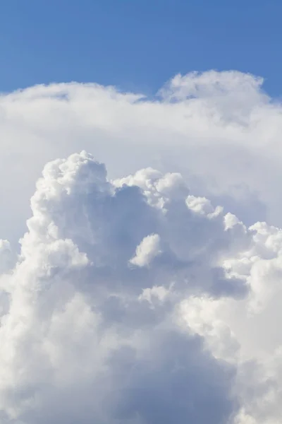 Летнее Небо Голубыми Цветами Чистыми Белыми Облаками — стоковое фото