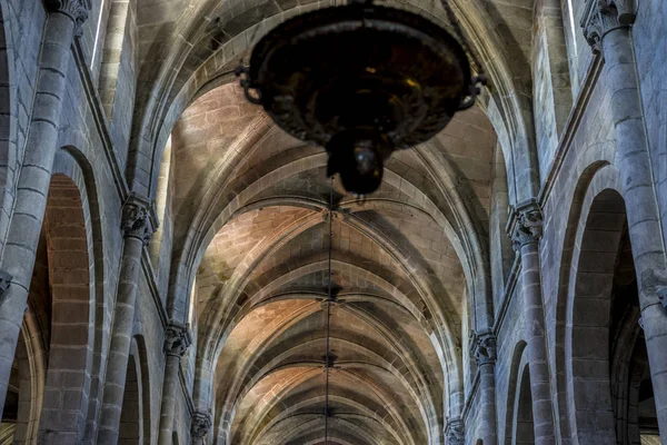 カトリック 中世建築は スペインのオウレンセ大聖堂の内部アーチします ゴシック様式 — ストック写真