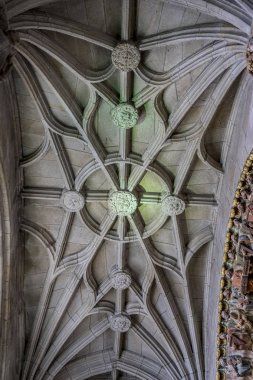 Din, ortaçağ Gotik mimarisinin bir katedral İspanya içinde. Taşlar ve güzel ashlars bir kubbe şekillendirme