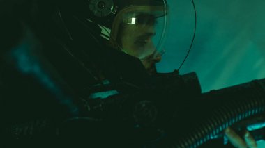 Savaşçı, cyborg adam kask ile geleceğin ışıkları led ve büyük lazer silahı