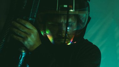 Savaşçı, cyborg adam kask ile geleceğin ışıkları led ve büyük lazer silahı