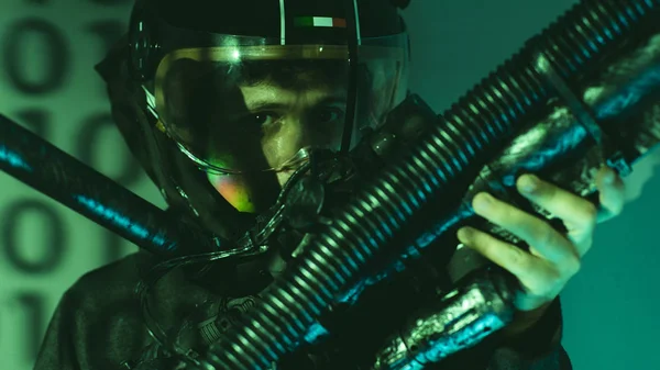 Hombre Cyborg Del Futuro Con Luces Casco Led Pistola Láser —  Fotos de Stock
