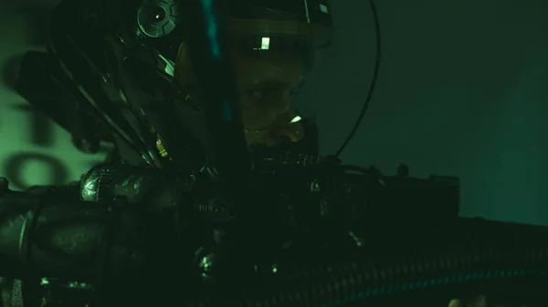 Hombre Cyborg Del Futuro Con Luces Casco Led Pistola Láser —  Fotos de Stock