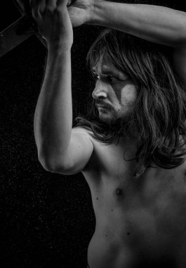 Yüz, uzun saç metal kılıç ve savaş boya ile vahşi savaşçı