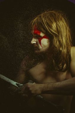 Past.pictish savaşçı ile büyük kılıç, yüz savaş renklerle boyalı