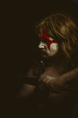 Demir kılıç ile War.Savage savaşçı