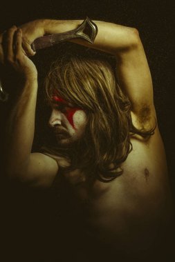 Demir kılıç ile excitement.Savage savaşçı