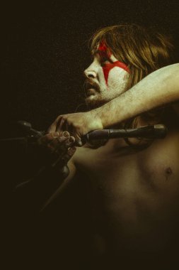 Demir kılıç ile İngiliz vahşi savaşçı