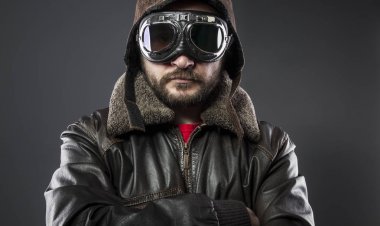 kahverengi deri ceket, arador şapka ve büyük gözlük ile eski uçak pilot