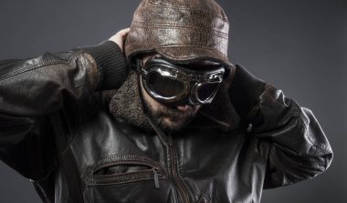 Uçak, kahverengi deri ceket, arador şapka ve büyük gözlük ile eski uçak pilot