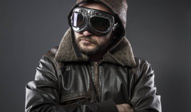 İkinci Dünya Savaşı, kahverengi deri ceket, avidor ve büyük kap ile eski uçak pilot eğlence