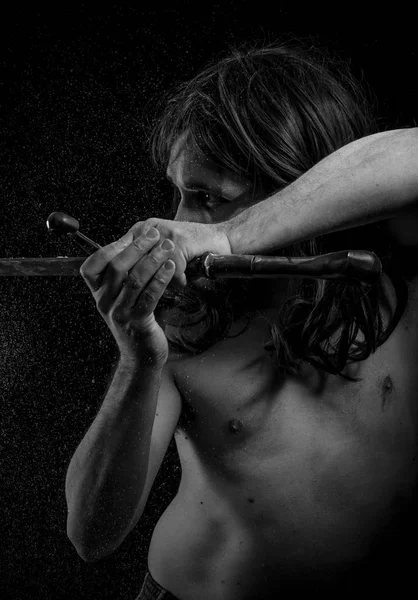 Wilder Krieger Mit Metallschwert Und Kriegsgemälden Gesicht Lange Haare — Stockfoto