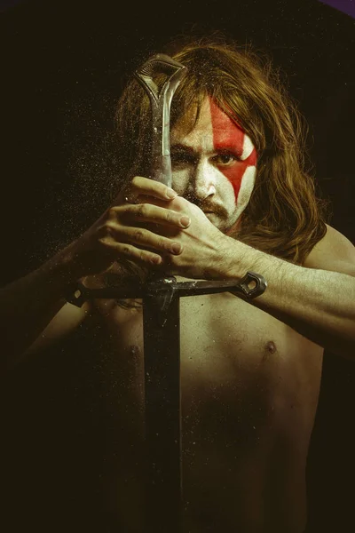 長い髪 顔に金属の剣と戦争絵画で野生の戦士 — ストック写真
