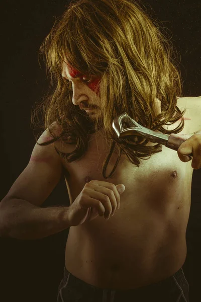 Hrdina Divoký Válečník Kovový Meč Válečné Obrazy Obličej Dlouhé Vlasy — Stock fotografie