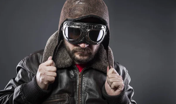 Transport Alter Flugzeugpilot Mit Brauner Lederjacke Araberhut Und Großer Brille — Stockfoto