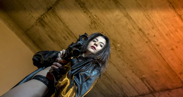 Armed Dangerous Girl Parking Lot Wearing Black Leather Jacket Bulletproof — Stock Photo, Image