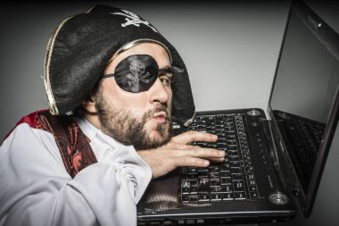 Korsan giysilerle adamım, bir dizüstü bilgisayar hack girişimi