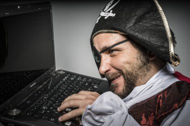 Korsan giysilerle adamım, bir dizüstü bilgisayar hack girişimi