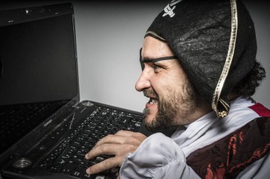 Korsan giysilerle adamım, bir dizüstü bilgisayar hack girişimi