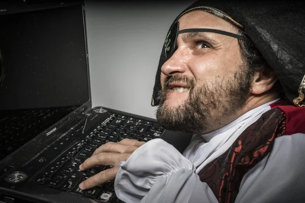 Homem Roupas Pirata Tentativa Hackear Laptop — Fotografia de Stock