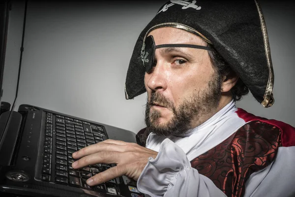 Людина Піратському Одязі Спроба Зламати Ноутбук — стокове фото