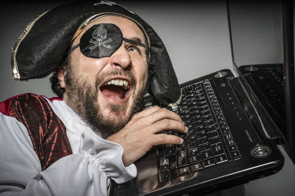 Homem Roupas Pirata Tentativa Hackear Laptop — Fotografia de Stock