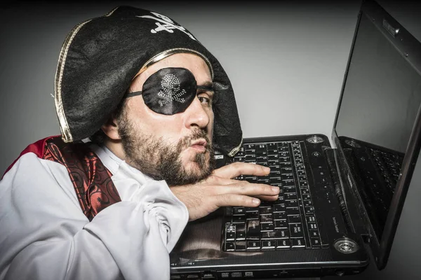 Homem Roupas Pirata Tentativa Hackear Laptop — Fotografia de Stock