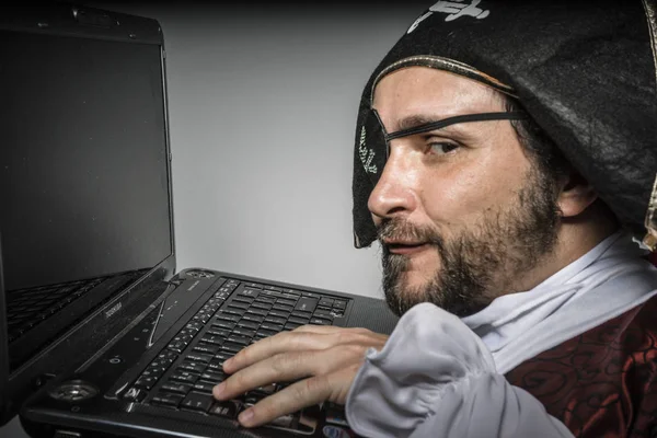 Man Pirat Kläder Försöka Hacka Laptop — Stockfoto