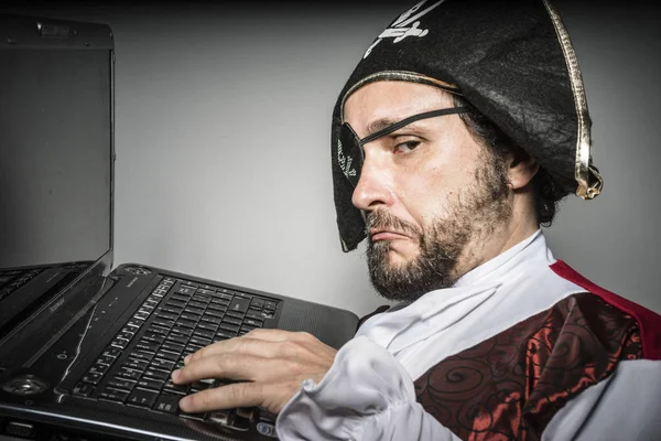 Uomo Abiti Pirata Tentativo Hackerare Portatile — Foto Stock