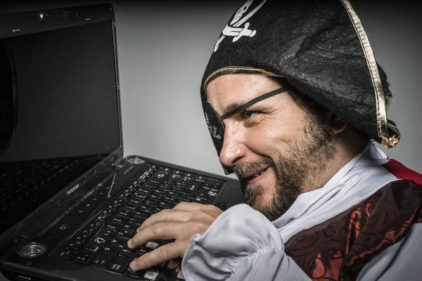 Homem Roupas Pirata Tentativa Hackear Laptop — Fotografia de Stock