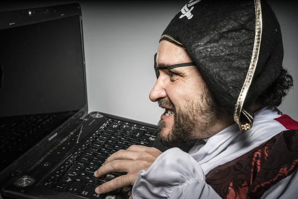 Homem Roupas Pirata Tentativa Hackear Laptop — Fotografia de Stock