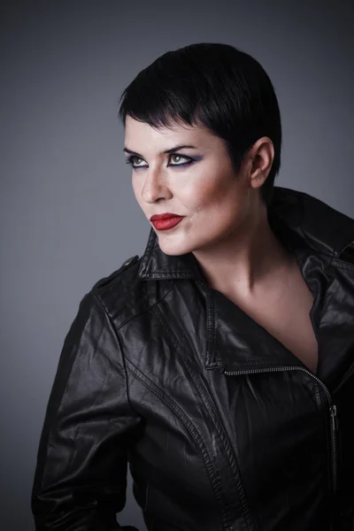 Androgyne Brunette Woman Dressed Leather Jacket Androgynous Appearance Beauty Short — Stock Photo, Image