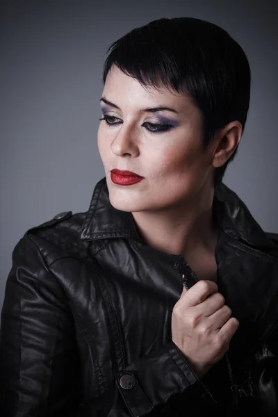 Brünette Frau Mit Lederjacke Androgynem Aussehen Schönheit Und Kurzen Haaren — Stockfoto