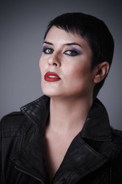 Androgyne, deri ceket, çift cinsiyetli görünümünü, güzellik ve kısa saç giymiş esmer kadın