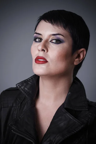 Androgyne Brünette Frau Lederjacke Androgynes Aussehen Schönheit Und Kurze Haare — Stockfoto