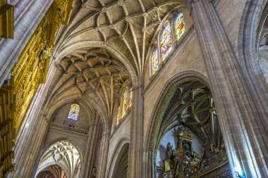 iç Segovia Gotik Katedrali, sütunlar ve kemerler ile büyük pencereler
