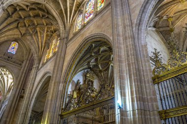 iç Segovia Gotik Katedrali, sütunlar ve kemerler ile büyük pencereler