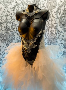 Gotik gelinlik. adet altın ve değerli metal dantel siyah korse alır. Termoplastik malzemeler ve metaller ile el yapımı parça