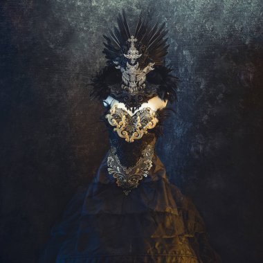 altın ve gümüş siyah dantel kumaş lar ve piezsa ile gotik tarzı el yapımı elbise