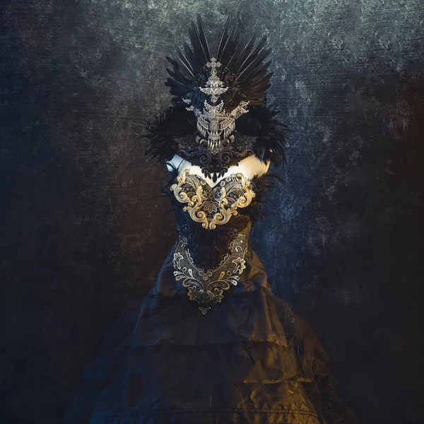 altın ve gümüş siyah dantel kumaş lar ve piezsa ile gotik tarzı el yapımı elbise