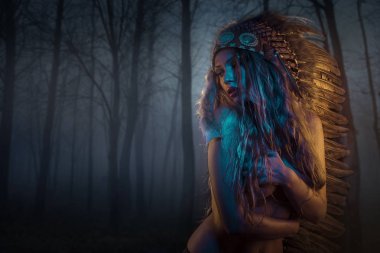 Gece güzel sarışın altın saçlı ve kahverengi tüyleri büyük Kızılderili tüy ile şehvetli yüz