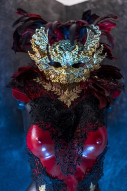 Maskeli parti Venedik kırmızı, maske ve metal zırh üzerinde altın ve siyah dantel kumaş parçaları ile kırmızı korse. partiler veya kostüm toplantı için el yapımı piea