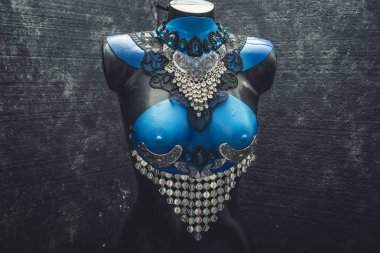 Gümüş florinle ve dokulu arka plan üzerinde siyah dantel kumaşlar ile moda mavi el yapımı korse