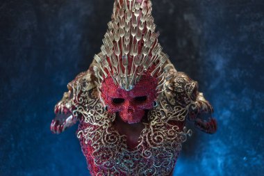 değerli taşlar ve metal şekilleri, el yapımı, korse, kırmızı ve altın konu, fantezi kostüm ve sanat kırmızı kafatası