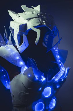 el ile yapılan plastik parçalar ve mavi renkli LED'ler ile mavi korse. Robot uzay ve fütüristik kask ile geleceğin