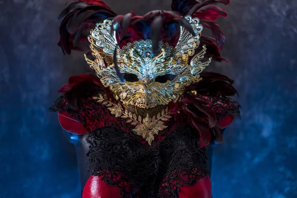 Venetian Red Mask Och Röda Korsett Med Bitar Guld Och — Stockfoto